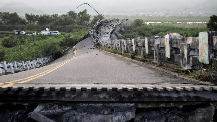 Gempa bumi mengakibatkan kerusakan cukup parah di Taiwan. Tidak hanya gedung, gempa juga merusak jalan hingga jembatan. Ini penampakannya.