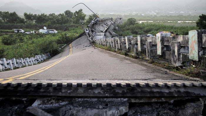 Penampakan Mengerikan Usai Gempa Dahsyat di Taiwan Gempa bumi mengakibatkan kerusakan cukup parah di Taiwan. Tidak hanya gedung, gempa juga merusak jalan hingga jembatan. Ini penampakannya.