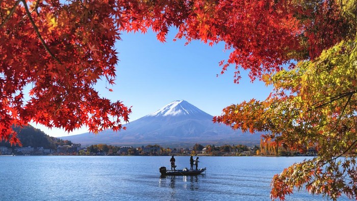 Jepang merupakan negara Asia yang menjadi destinasi favorit turis dunia. Selain karena tradisi dan budayanya, Jepang juga memiliki lanskap danau paling eksotis.