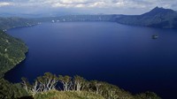 Lanjut, ada lanskap Danau Mashu di kawasan Hokkaido. Panorma yang dihasilkan memancarkan birunya air danau dan langit.
