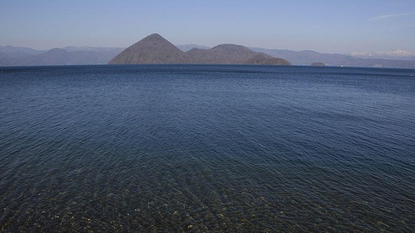 Berikutnya ada Danau Toya atau Toyako di Hakodate, Hokkaido. Danau ini pun masuk ke dalam kawasan Taman Nasional Shikotsu Toya. Keindahan danau ini pun dipilih sebagai lokasi KTT G8 yang diselenggarakan pada 2008 lalu. Berikutnya ada Danau Toya atau Toyako di Hakodate, Hokkaido. Danau ini pun masuk ke dalam kawasan Taman Nasional Shikotsu Toya. Keindahan danau ini pun dipilih sebagai lokasi KTT G8 yang diselenggarakan pada 2008 lalu.