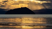 Terletak di Prefektur Shiga, Daau Biwa terlihat memancarkan warna keemasan saat senja. Panormanya terlihat sangat syahdu.