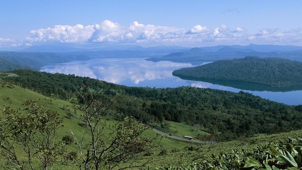 Dari Taman Nasional Akan, ada lanskap Danau Kussharo di Hokkaido. Panoramanya wah banget gaes.