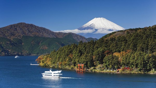 Ini adalah lanskap dari Danau Ashi di kawasan Prefektur Kanagawa di Honshu. Danau ini memberikan pemandangan indah dengan latar belakang berupa panorama Gunung Fuji.