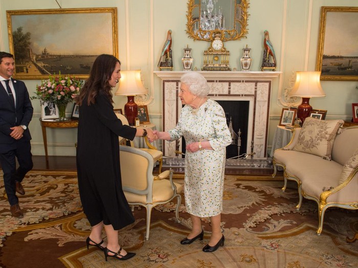 948724324 LONDON, ENGLAND - APRIL 19: Prime Minister of New Zealand Jacinda Ardern and her partner Clarke Gayford are greeted by Queen Elizabeth II during a private audience at Buckingham Palace on April 19, 2018, in London, England. (Photo by Dominic Lipinski-WPA Pool/Getty Images)