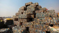 Piramida Plastik ini merupakan sebuah proyek dari LSM The VeryNile. Beratnya akan mencapai 7.500 kg.