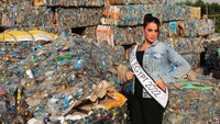 Sampah plastik itu didapat dari para nelayan dan sukarelawan yang mengambilnya dari Sungai Nil di Giza, Mesir.