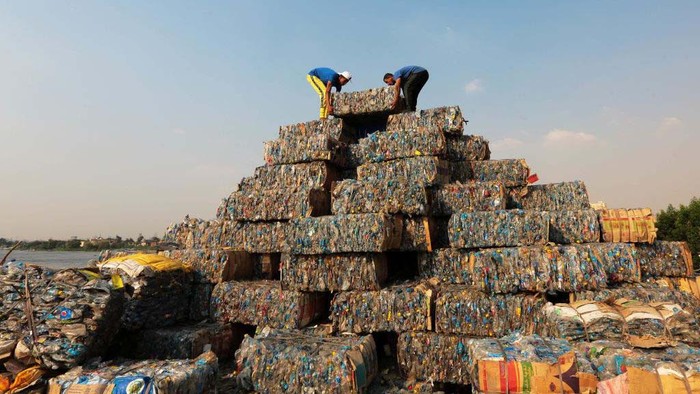 Ada Piramida Baru di Mesir, Dibuat dari Sampah Plastik buat Nyindir An environmental volunteer helps build a pyramid made of plastic waste collected from the Nile river, as part of an event to raise awareness on pollution on
