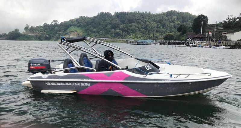 Aktivitas wisata berkeliling Danau Beratan dengan menggunakan kapal boat yang disediakan Manajemen DTW Ulundanu Beratan.