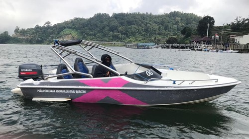 Aktivitas wisata berkeliling Danau Beratan dengan menggunakan kapal boat yang disediakan Manajemen DTW Ulundanu Beratan.