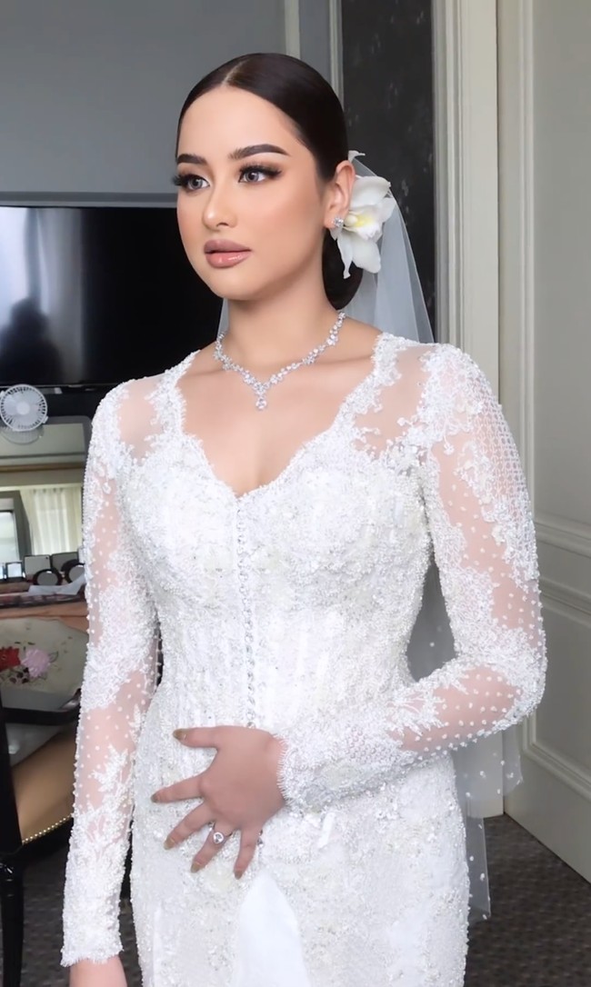 Mengenakan kebaya putih berpayet rancangan desainer Sapto Djojokartiko, Amanda tampil cantik dan anggun. Kebaya tersebut dipadukan dengan sebuah kalung yang mempermanis tampilannya. Foto: Instagram/@bennusorumba