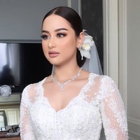 Mengenakan kebaya putih berpayet rancangan desainer Sapto Djojokartiko, Amanda tampil cantik dan anggun. Kebaya tersebut dipadukan dengan sebuah kalung yang mempermanis tampilannya. Foto: Instagram/@bennusorumba
