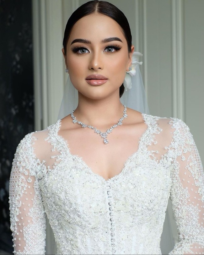 MUA yang bernama lengkap Juanda Hasid Sorumba ini sudah menjadi langganan selebtiri Tanah Air untuk berbagai keperluan. Mulai dari merias untuk konser, sesi foto studio, pernikahan, prewedding dan lainnya. Selebriti yang baru saja dirias oleh Bennu adalah adik Maudy Ayunda, Amanda Khairunnisa yang menggelar acara pernikahan dengan Tavan Dutton pada Minggu (18/9/22). Bennu mengaplikasikan tema makeup Hollywood Glam pada Amanda Khairunnisa. Foto: Instagram/@bennusorumba.