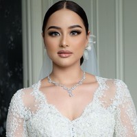 MUA yang bernama lengkap Juanda Hasid Sorumba ini sudah menjadi langganan selebtiri Tanah Air untuk berbagai keperluan. Mulai dari merias untuk konser, sesi foto studio, pernikahan, prewedding dan lainnya. Selebriti yang baru saja dirias oleh Bennu adalah adik Maudy Ayunda, Amanda Khairunnisa yang menggelar acara pernikahan dengan Tavan Dutton pada Minggu (18/9/22). Bennu mengaplikasikan tema makeup Hollywood Glam pada Amanda Khairunnisa. Foto: Instagram/@bennusorumba.