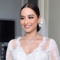 Lipstik berwarna nude membuat kecantikan alami Amanda jadi semakin terpancar. Pada bagian sanggul rambutnya juga terlihat dihiasi dengan bunga berwarna putih. Foto: Instagram/@bennusorumba