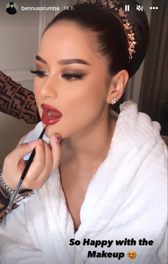 Untuk look kedua Amanda tampil lebih bold dengan menggunakan lipstik berwarna merah. Sepasang anting cantik berbentuk bunga terlihat menghiasi telinga Amanda. Foto: Instagram/@bennusorumba