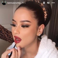 Untuk look kedua Amanda tampil lebih bold dengan menggunakan lipstik berwarna merah. Sepasang anting cantik berbentuk bunga terlihat menghiasi telinga Amanda. Foto: Instagram/@bennusorumba