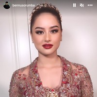 Senada dengan lipstik yang dikenakannya, kebaya untuk look kedua yang dikenakan oleh Amanda pun berwarna merah. Kebaya merah berpayet itu merupakan rancangan desainer Vera Anggraini. Pada bagian tengah kebaya dipercantik dengan bros berwarna keemasan. Foto: Instagram/@bennusorumba