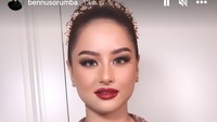 Amanda mengenakan kebaya merah untuk resepsi. Foto: Instagram/@bennusorumba