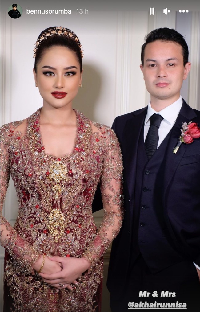 Begini penampilan Amanda dengan suaminya, Tavan Dutton. Terlihat Tavan yang tampil gagah mengenakan setelan jas berwarna hitam yang dipadukan dengan kemeja putih. Foto: Instagram/@bennusorumba