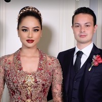 Begini penampilan Amanda dengan suaminya, Tavan Dutton. Terlihat Tavan yang tampil gagah mengenakan setelan jas berwarna hitam yang dipadukan dengan kemeja putih. Foto: Instagram/@bennusorumba