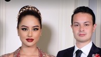Tavan tampil gagah mengenakan jas hitam, serasi dengan Amanda. Foto: Instagram/@bennusorumba