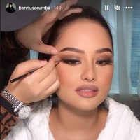 Menyusul sang kakak, adik Maudy Ayunda, Amanda Khairunnisa, akhirnya menikah dengan kekasihnya, Tavan Dutton. Penampilan Amanda di hari pernikahannya tampak diunggah oleh MUA yang meriasnya, Bennu Sorumba ke akun Instagram. Foto: Instagram/@bennusorumba