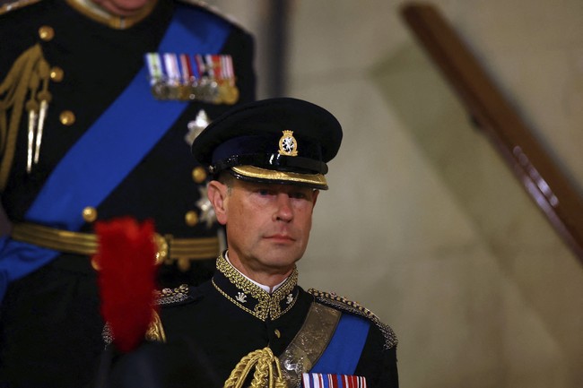 Si bungsu Pangeran Edward berdiri menjaga peti mati ibunya Ratu Elizabeth II. Setelah disemayamkan empat hari di Wesminster Hall, London, pada Senin (19/9/20222) ini, sang ratu akan dimakamkan di Kastil Windsor bersebelahan dengan mendiang suaminya Pangeran Phillip. Foto: Dok. AP