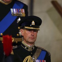 Si bungsu Pangeran Edward berdiri menjaga peti mati ibunya Ratu Elizabeth II. Setelah disemayamkan empat hari di Wesminster Hall, London, pada Senin (19/9/20222) ini, sang ratu akan dimakamkan di Kastil Windsor bersebelahan dengan mendiang suaminya Pangeran Phillip. Foto: Dok. AP