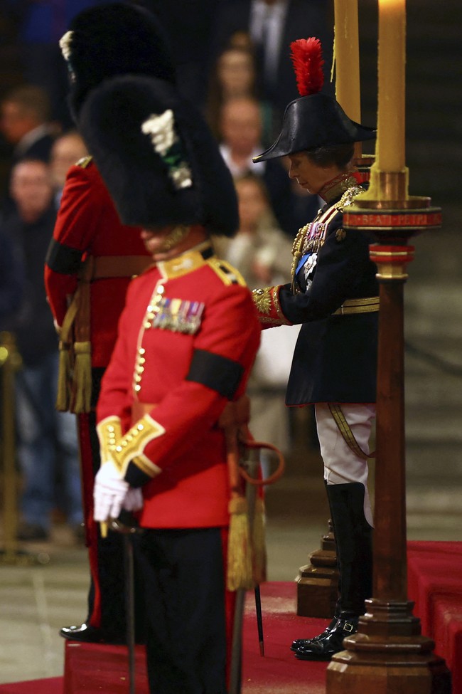 Putri Anne menjadi satu-satunya anak Ratu Elizabeth II yang diminta langsung oleh pemimpin monarki Inggris itu untuk mengawal petinya. Seperti dikutip dari DailyMail, Ratu telah meminta langsung ke Putri Anne sebelum meninggal.  Foto: Dok. AP