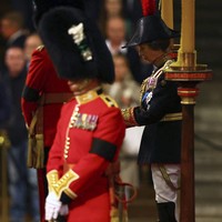 Putri Anne menjadi satu-satunya anak Ratu Elizabeth II yang diminta langsung oleh pemimpin monarki Inggris itu untuk mengawal petinya. Seperti dikutip dari DailyMail, Ratu telah meminta langsung ke Putri Anne sebelum meninggal.  Foto: Dok. AP