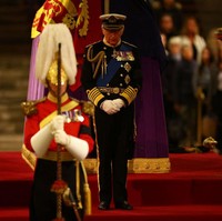 Inilah momen Raja Charles III saat berdiri menjaga peti mati yang berisikan jenazah ibunya Ratu Elizabeth II. Foto: Getty Images