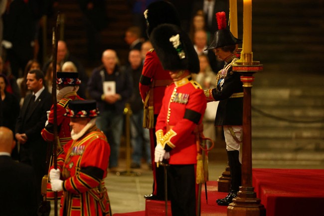 Putri Anne menjadi anak perempuan satu-satunya Elizabeth II yang ikut menjaga peti mati sang ibu. Anne merupakan anak kedua Ratu Elizabeth II dan Pangeran Phillip yang lahir pada 15 Agustus 1950. Foto: Getty Images