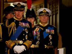 8 Momen Sedih Anak-anak Ratu Elizabeth II Saat Menjaga Peti Mati Sang Ibu