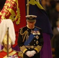 Raja Charles III menundukkan kepalanya selama menjaga peti mati Ratu Elizabeth II. Ayah Pangeran William dan Harry itu kini menjadi penggnti sang ibu,memimpin Kerajaan Inggris. Foto: Getty Images
