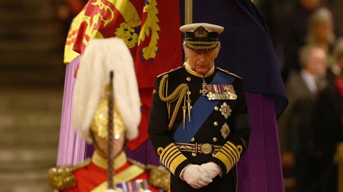 Anak-anak Ratu Elizabeth II di Westminster Hall LONDON, ENGLAND - SEPTEMBER 16: King Charles lll attends a vigil, following the death of Queen Elizabeth ll, inside Westminster Hall on September 16, 2022 in London, England. Queen Elizabeth IIs children mount a family vigil over her coffin lying in state in Westminster Hall. Queen Elizabeth II died at Balmoral Castle in Scotland on September 8, 2022, and is succeeded by her eldest son, King Charles III. (Photo by Hannah Mckay - WPA Pool / Getty Images)
