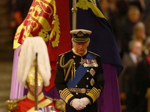 Arti Tatapan Kosong Raja Charles III di Pemakaman Ratu Elizabeth