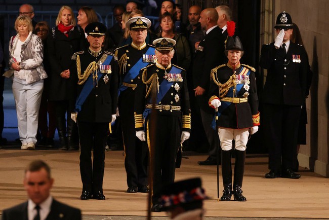 Empat anak Ratu Elizabeth II yang hadir di Westminster Hall, London untuk menjaga peti matu ibu mereka adalah si sulung Raja Charles III, anak kedua sekaligus anak perempuan satu-satunya, Putri Anne, anak ketiga Pangeran Andrew dan anak keempat Pangeran Edward. Foto: Getty Images