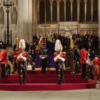 Inilah momen empat anak Ratu Elizabeth II saat menjadi penjaga peti mati ibu mereka. Seperti dilansir AFP, Minggu (18/9/2022), empat anak sang ratu menjaga peti mati selama beberapa menit di dalam Westminster Hall, London yang telah menampung puluhan ribu pelayat sejak mendiang ratu mulai terbaring. Foto: Getty Images