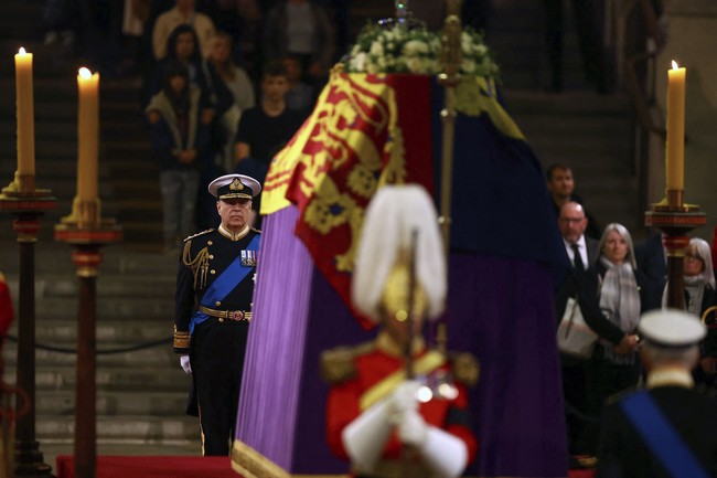 Dan ini adalah Pangeran Andrew yang telah mundur dari Kerajaan Inggris dan melepas gelarnya. Anak ketiga Ratu Elizabeth II itu ikut terseret dalam skandal seks sahabatnya pengusaha Jeffrey Epstein. Khusus untuk pemakaman Ratu Elizabeth II, Raja Charles mengizinkan Pangeran Andrewi memakai lagi seragam militernya. Foto: Dok. AP