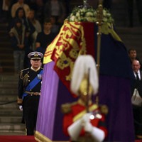 Dan ini adalah Pangeran Andrew yang telah mundur dari Kerajaan Inggris dan melepas gelarnya. Anak ketiga Ratu Elizabeth II itu ikut terseret dalam skandal seks sahabatnya pengusaha Jeffrey Epstein. Khusus untuk pemakaman Ratu Elizabeth II, Raja Charles mengizinkan Pangeran Andrewi memakai lagi seragam militernya. Foto: Dok. AP