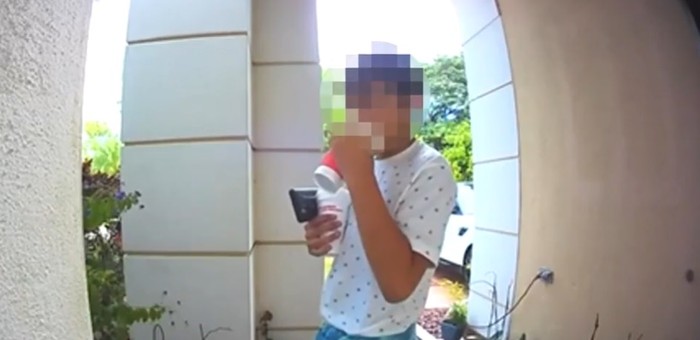 Duh! Anak Pengantar Makanan Ini Ketahuan Minum Pesanan Pelanggan