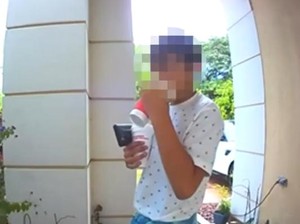 Duh! Anak Pengantar Makanan Ini Ketahuan Minum Pesanan Pelanggan