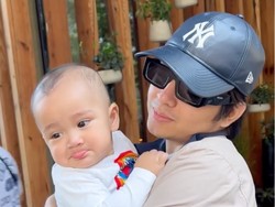 7 Momen Duo Ganteng Angga Yunanda & Refal Hady Momong Rayyanza, Bikin Gemas!