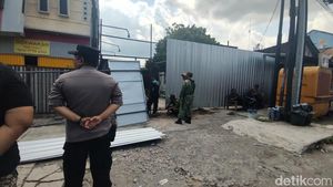 Potret Suasana Penyegelan Kafe JB Beer Babarsari Depok
