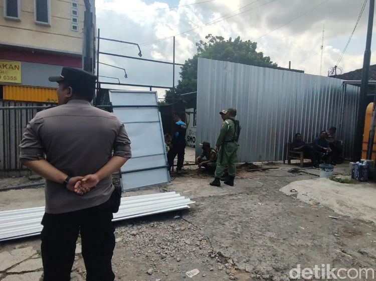 Potret Suasana Penyegelan Kafe JB Beer Babarsari Depok