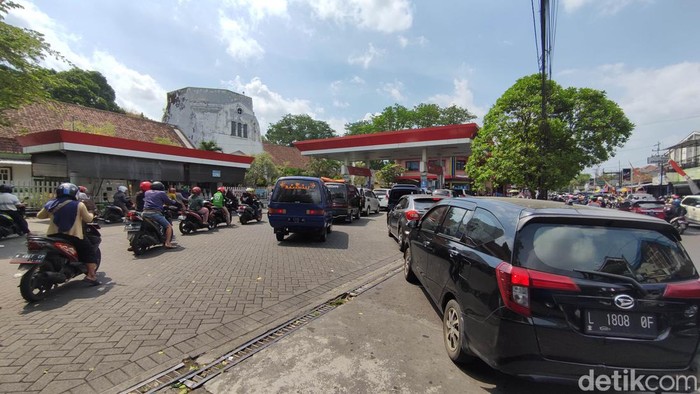 antrean spbu di malang