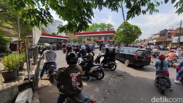 antrean spbu di malang