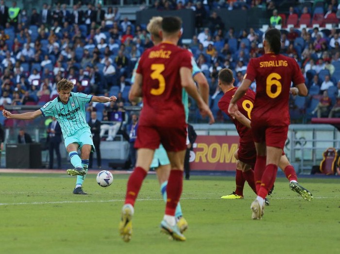 ROME, ITALY - SEPTEMBER 18: Giorgio Scalvini of Atalanta scores their side's first goal during the Serie A match between AS Roma and Atalanta BC at Stadio Olimpico on September 18, 2022 in Rome, Italy. (Photo by Paolo Bruno/Getty Images)