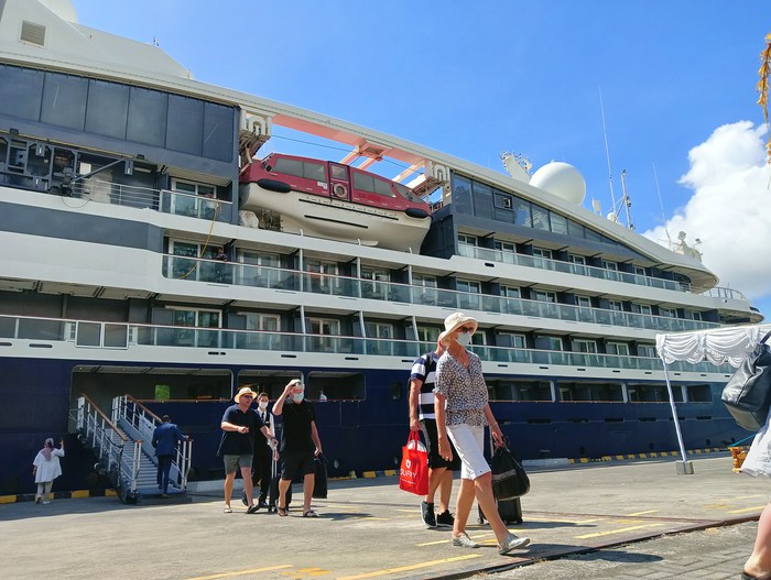 Bali kedatangan Kapal cruise MV. Le Laperouse dari Australia di Dermaga Pelabuhan Benoa Bali, Senin (19/9/2022).